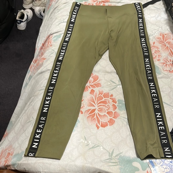 Green Nike air 3/4 leggings - Picture 3 of 5